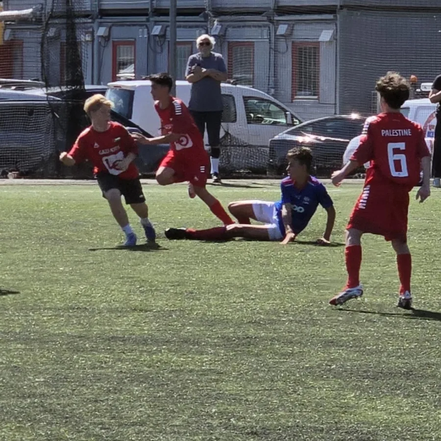 لاعب نرويجي يشارك بقميص الكرامة 